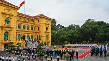 Lễ đón Tổng thống Cộng hòa Uganda Yoweri Kaguta Museveni được tổ chức trọng thể tại Phủ Chủ tịch.