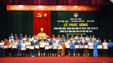 50 công nhân, lao động tiêu biểu được nhận bằng khen của Ủy ban nhân dân tỉnh Hà Tĩnh.