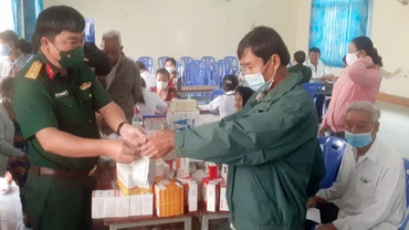 Bệnh viện Quân dân y tỉnh Sóc Trăng và Trung tâm Y tế huyện Long Phú khám bệnh, cấp thuốc miễn phí cho nhân dân tại xã Song Phụng, huyện Long Phú.