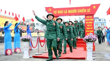 Tân Binh hăng hái lên đường thực hiện nghĩa vụ quân sự.