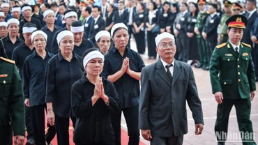 Người dân vào viếng Tổng Bí thư Nguyễn Phú Trọng tại quê nhà xã Đông Hội, Đông Anh, Hà Nội, sáng 25/7.