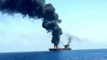 Tàu chở hàng bị lực lượng Houthi tấn công ngoài khơi Hodeidah, Yemen. (Ảnh: IRNA/TTXVN)