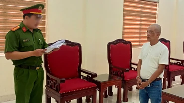 Cơ quan điều tra đọc lệnh bắt Bùi Vinh Tuấn.