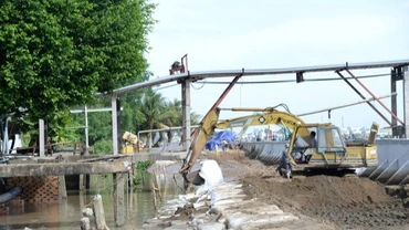 Kè phòng, chống sạt lở tại cù lao Tân Long, thành phố Mỹ Tho (Tiền Giang).