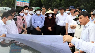 Lãnh đạo Ủy ban Kinh tế của Quốc hội cùng tỉnh Đồng Nai và tỉnh Bà Rịa-Vũng Tàu khảo sát khu vực thực hiện dự án.