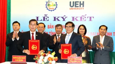 Đại diện lãnh đạo Ủy ban nhân dân tỉnh Đồng Nai và Trường đại học Kinh tế Thành phố Hồ Chí Minh ký kết hợp tác giai đoạn 2023-2026.