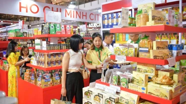 Khách tham quan gian hàng trong khuôn khổ Tuần hàng Việt Nam tại Bangkok (Thái Lan).