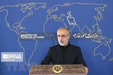 Người phát ngôn Bộ Ngoại giao Iran Nasser Kanaani phát biểu tại cuộc họp báo ở Tehran. (Ảnh: IRNA/TTXVN)