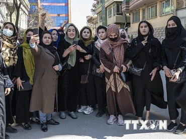 Phụ nữ Afghanistan biểu tình đòi các quyền lợi tại thủ đô Kabul ngày 8/3/2023. (Ảnh: AFP/TTXVN)