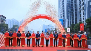 Các đại biểu cắt băng khánh thành đường Vành đai 2 trên cao, đoạn cầu Vĩnh Tuy-Ngã Tư Sở.(Ảnh: Tuấn Anh/TTXVN)