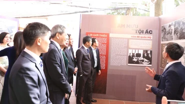 Lãnh đạo quận Ba Đình và người dân Thủ đô tham quan triển lãm “50 năm chiến thắng Hà Nội - Điện Biên Phủ trên không, quận Ba Đình viết tiếp trang sử vàng”.