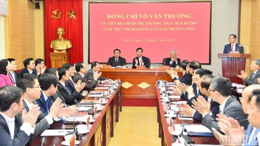 Quang cảnh buổi làm việc tại Trụ sở Hội đồng Lý luận Trung ương sáng 13/2. 
