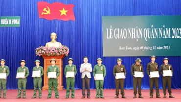 Đồng chí Võ Anh Tuấn trao Giấy khen cho các công dân nhập ngũ.