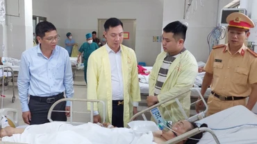 Đoàn công tác Ủy ban An toàn giao thông Quốc gia thăm hỏi nạn nhân vụ tai nạn tại Phú Yên.