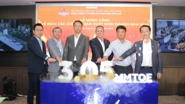 Lãnh đạo PVN, PVEP thực hiện nghi thức mừng công hoàn thành sản lượng khai thác năm 2024.