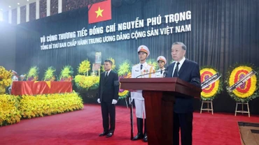 Đồng chí Tô Lâm, Ủy viên Bộ Chính trị, Chủ tịch nước, Trưởng Ban Lễ tang đọc Lời điếu. (Ảnh: TTXVN)