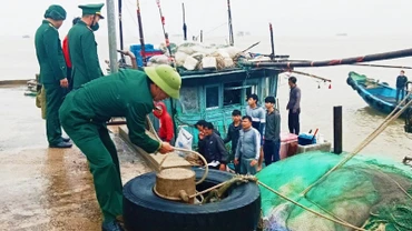 Cán bộ Đồn Biên phòng Roòn thăm hỏi ngư dân được cứu nạn an toàn.