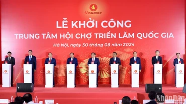 Thủ tướng Phạm Minh Chính và các đồng chí lãnh đạo, đại biểu thực hiện nghi thức khởi công. (Ảnh: Trần Hải)