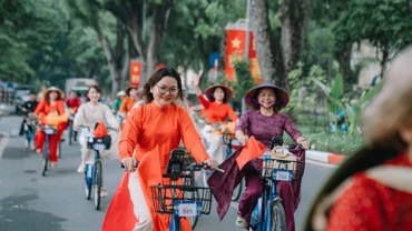 Chương trình đạp xe Áo dài kết nối di sản thu hút sự quan tâm của đông đảo du khách.