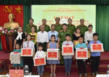 Cục Cảnh sát điều tra tội phạm về ma túy cùng các đơn vị trao quà tặng các cháu bé là con các liệt sĩ Công an.
