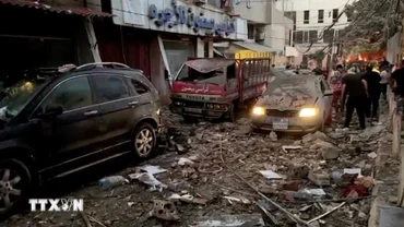 Cảnh đổ nát sau vụ không kích của Israel xuống khu vực ngoại ô thủ đô Beirut của Liban. (Ảnh: REUTERS/TTXVN)