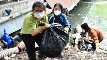 Những ngày đầu thành lập, nhóm Hà Nội Xanh chỉ có 3 thành viên, nhưng các bạn đã truyền cảm hứng cho cộng đồng, đến nay số thành viên nâng lên là 350 người đăng ký tham gia các hoạt động vớt rác khắp các con sông ô nhiễm trên địa bàn thành phố Hà Nội.