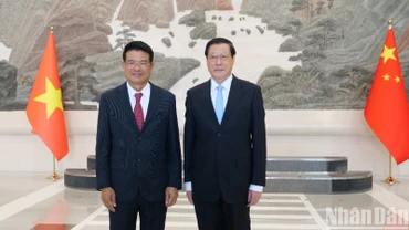 Viện trưởng Viện kiểm sát nhân dân tối cao Nguyễn Huy Tiến và Viện trưởng Viện kiểm sát nhân dân tối cao Trung Quốc Ưng Dũng.