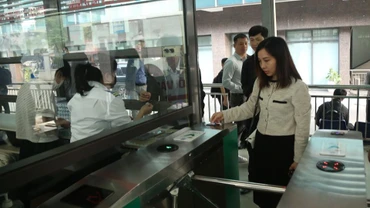 Người dân sử dụng vé điện tử để đi xe buýt.