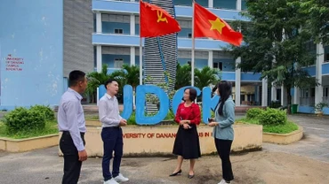 Lưu học sinh Lào mạnh dạn trao đổi với cô Võ Thị Thanh Thảo về những kiến thức trong học tập và đời sống.