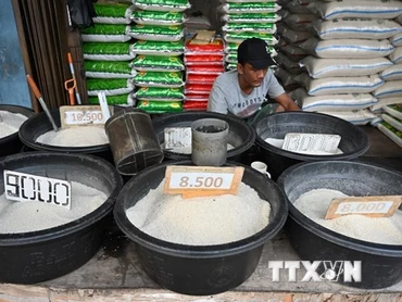 Gạo được bán tại một cửa hàng ở Jakarta, Indonesia. (Ảnh: AFP/TTXVN)
