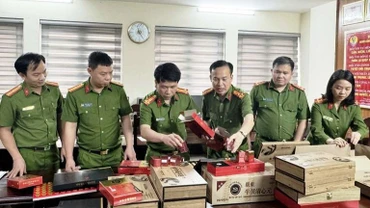 Công an xem xét các sản phẩm giả.