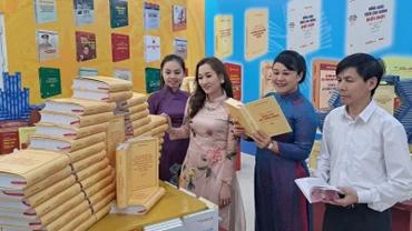 Độc giả tham quan Không gian sách tại Trường đào tạo cán bộ Lê Hồng Phong.