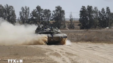 Xe quân sự Israel di chuyển dọc biên giới với Dải Gaza, ngày 28/5/2024. (Ảnh: THX/TTXVN)
