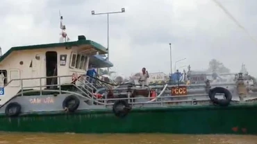 Tàu Cửu Long 7 bốc cháy trong khi đang bơm xăng.