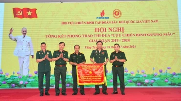Hội Cựu chiến binh Tập đoàn nhận Cờ thi đua xuất sắc của Hội Cựu chiến binh Việt Nam.