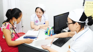 Quyền lợi bảo hiểm y tế vẫn được bảo đảm khi áp dụng khung giá khám, chữa bệnh mới. (Ảnh minh họa: HẢI NAM/Báo Nhân Dân)