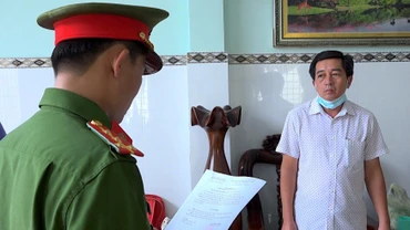 Cơ quan điều tra đọc lệnh bắt tạm giam ông Lê Ngọc Định, Trưởng phòng Kế hoạch-Tài chính thuộc Sở Y tế tỉnh Cà Mau.