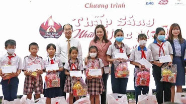 Đại diện Hội Bảo vệ quyền lợi trẻ em trao các phần quà, học bổng tặng thiếu nhi có hoàn cảnh khó khăn tỉnh Bạc Liêu.