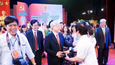 Tổng Bí thư Nguyễn Phú Trọng với các thế hệ cán bộ Tạp chí Cộng sản tại Lễ kỷ niệm 85 năm Ngày Tạp chí Cộng sản ra số đầu và đón nhận Huân chương Hồ Chí Minh lần thứ hai. (Ảnh: Tư liệu TCCS)