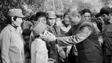 Tổng Bí thư Nguyễn Văn Linh thăm, chúc Tết cán bộ, xã viên xã Giai Phạm, huyện Mỹ Văn, tỉnh Hải Hưng. (Ảnh: Xuân Lâm/TTXVN)