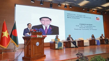 Chủ tịch Quốc hội Vương Đình Huệ phát biểu chính sách tại Học viện Ngoại giao Bangladesh. (Ảnh: Doãn Tấn/TTXVN)