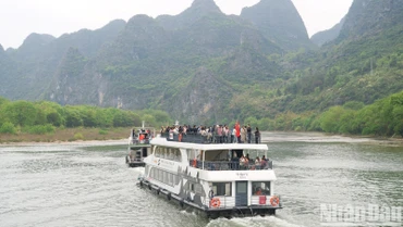 Du khách ngồi du thuyền ngắm cảnh trên dòng Ly Giang với hành trình khoảng 60km trong 3 giờ.