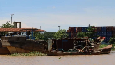 Thuyền khai thác cát trái phép trên sông Đồng Nai bị tạm giữ tại bến của Phòng Cảnh sát giao thông, Công an tỉnh Đồng Nai.