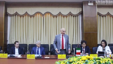 Lãnh đạo Công ty năng lượng Eni Việt Nam thuộc Tập đoàn năng lượng Eni của Italia đến tìm hiểu cơ hội đầu tư vào lĩnh vực năng lượng tại Quảng Trị. (Ảnh: Quang Huy)