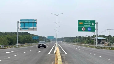 Ngày 23/1, thông xe 2 đoạn phía đông và phía tây của tuyến cao tốc Bến Lức-Long Thành. (Ảnh: QUÝ HIỀN)