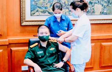 Tiêm vaccine mũi 3, mũi 4 cho cán bộ, chiến sĩ lực lượng vũ trang tại các điểm tiêm chủng lưu động.