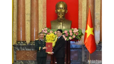 Chủ tịch nước Lương Cường trao quyết định thăng quân hàm Thượng tướng cho đồng chí Lê Quang Minh.