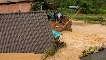 Mưa lũ dâng đến nóc nhà người dân.