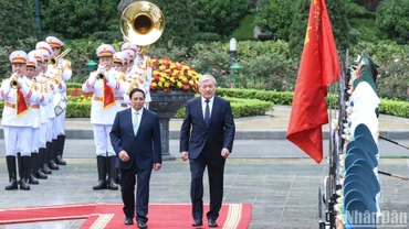 Thủ tướng Phạm Minh Chính và Thủ tướng Kyrgyzstan Adylbek Kasymaliev duyệt Đội danh dự Quân đội nhân dân Việt Nam.
