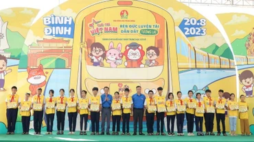 Đại diện Hội đồng Đội Trung ương và Tỉnh đoàn Bình Định trao quà tặng thiếu nhi tại Ngày hội. 